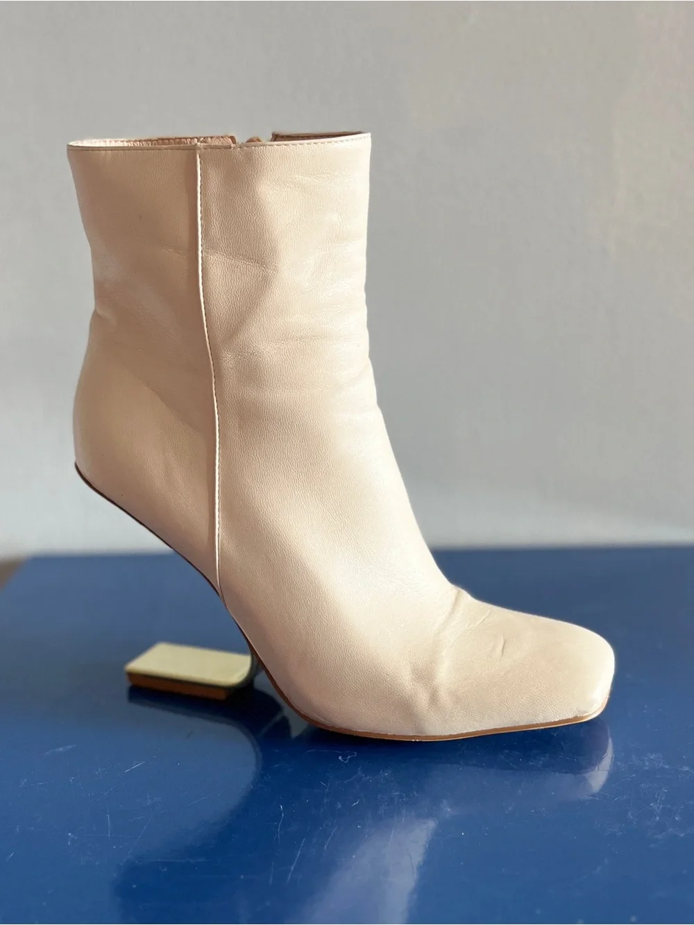 Azalea Wang Arianna Bone White Sculptural Gold Heel Ankle Booties size 9